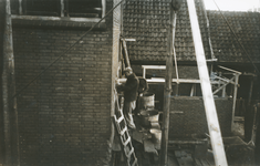 863412 Afbeelding van bouwvakkers aan het werk bij de verbouwing van het pand Lange Koestraat 15 in Wijk C te Utrecht, ...